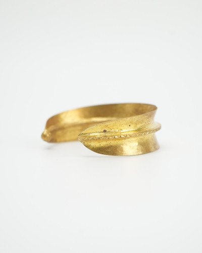 Bracelet Fulani sculpté – Bijou africain doré artisanal