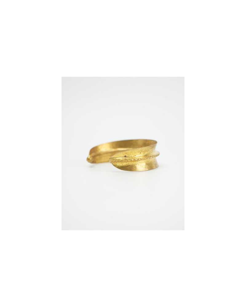 Bracelet Fulani sculpté – Bijou africain doré artisanal