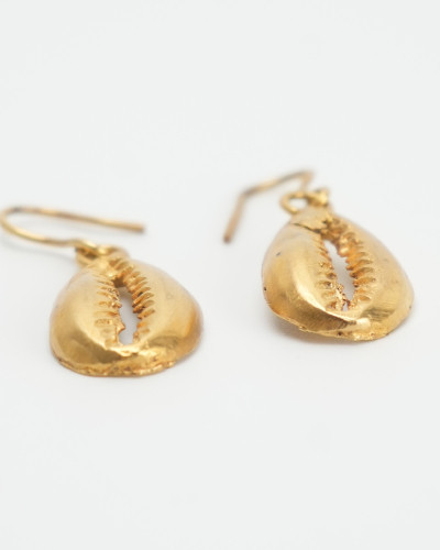 Boucles d’oreilles pendantes Cauris en bronze doré