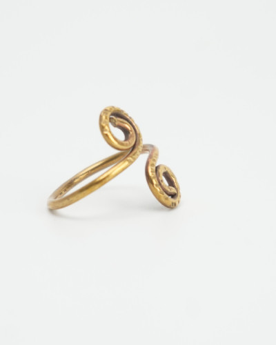 Bague spirales Amani – Bronze doré artisanal, symbole de paix